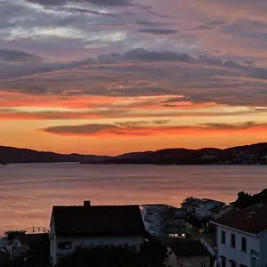 https://apartmani-island.hotels-in-trogir.com